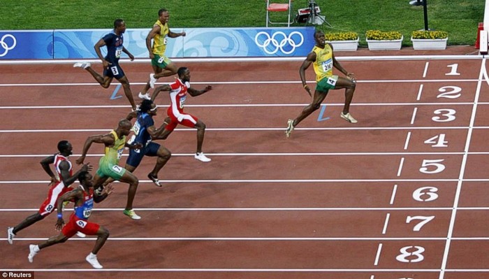 10. “Cười với máy quay”: Có rất nhiều bức ảnh đẹp về Usain Bolt, nhưng đây có lẽ là bức ảnh ấn tượng nhất. Olympic Bắc Kinh 2008, và Bolt dễ dàng tiến về đích của nội dung 100m. Anh thậm chí còn “pose” về hướng máy quay dù chưa hoàn toàn về đích. Áp đảo tuyệt đối, đó là những từ đơn giản nhất để nói về Usain Bolt đối với điền kinh Olympic.